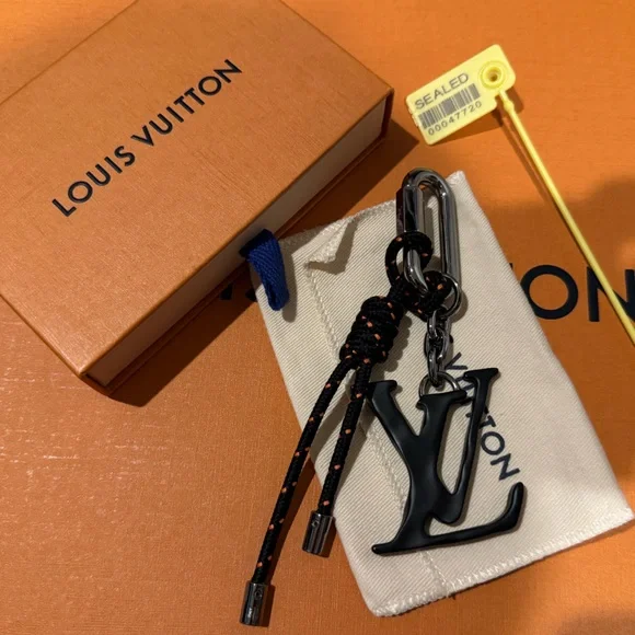 Louis Vuitton LV Shape Rope Bag Charm & Key Holder Metal - Picture 4 of 10